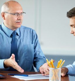 empleado con el jefe en el despacho
